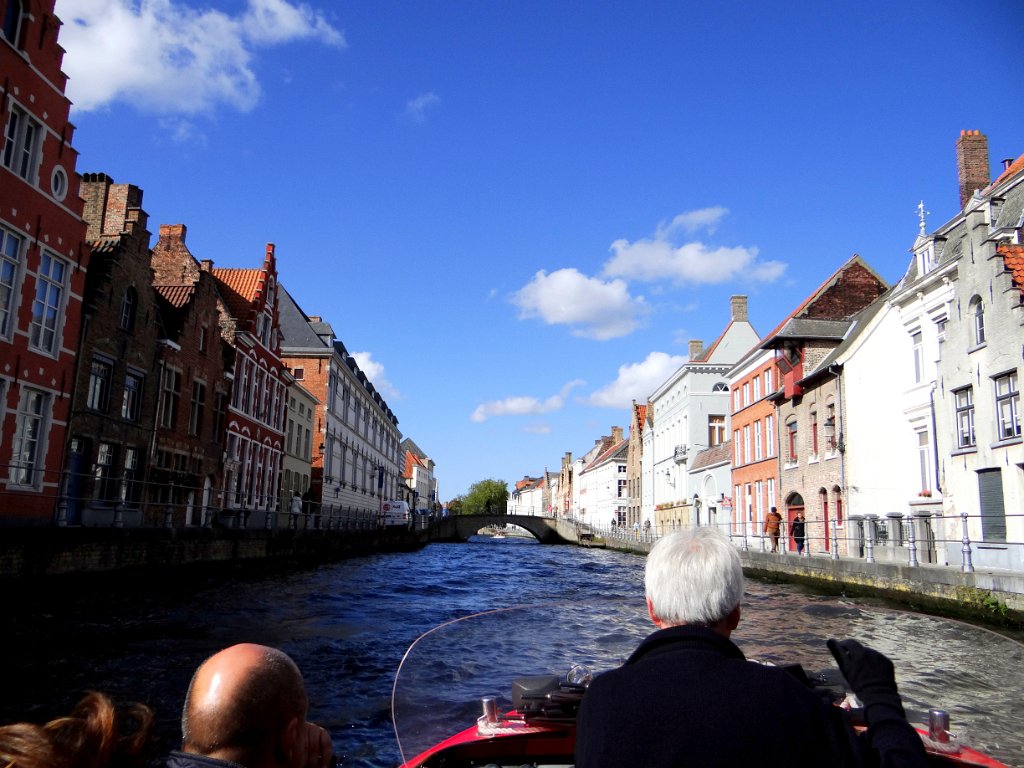 36 Brugge - IN battello sui canali.JPG